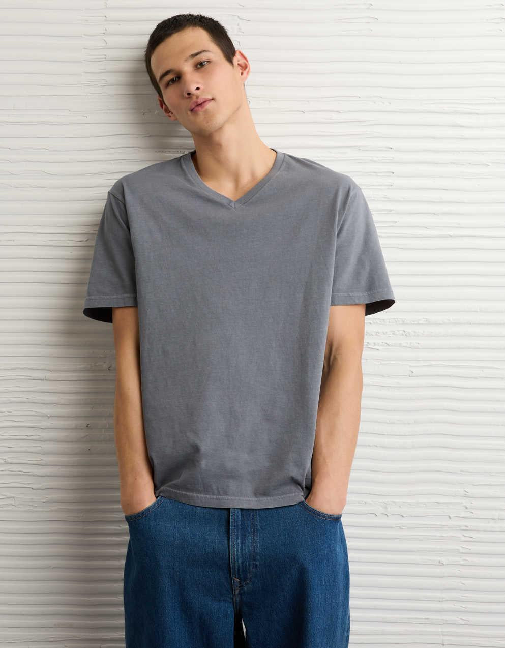 AE スタンダード・フィット・リブド・インVネックTシャツ