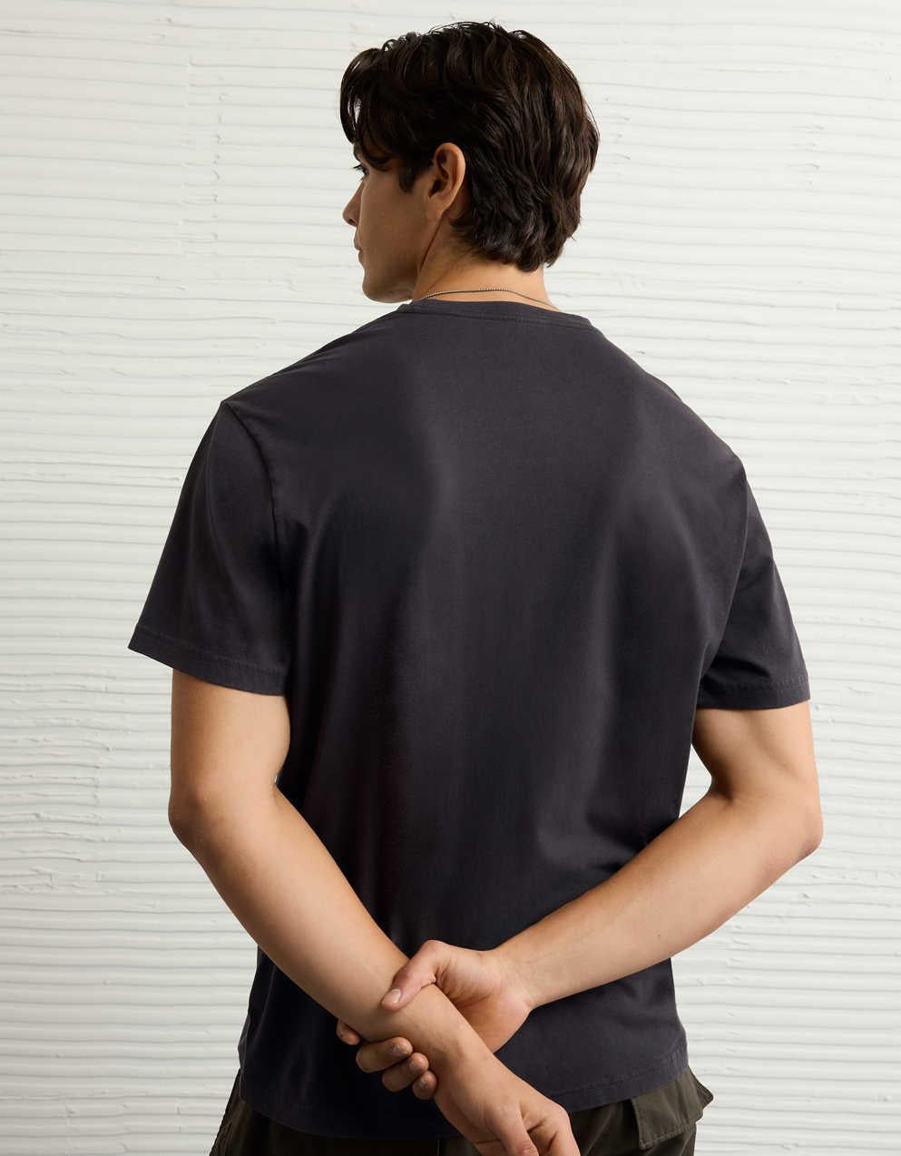 AEスタンダードフィットロゴグラフィックTシャツ