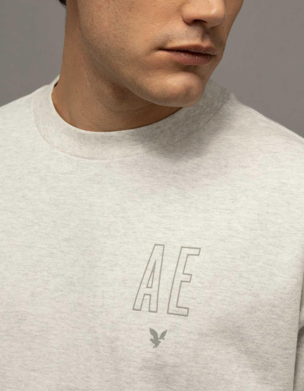 AEリラックス・ロゴ・グラフィックTシャツ