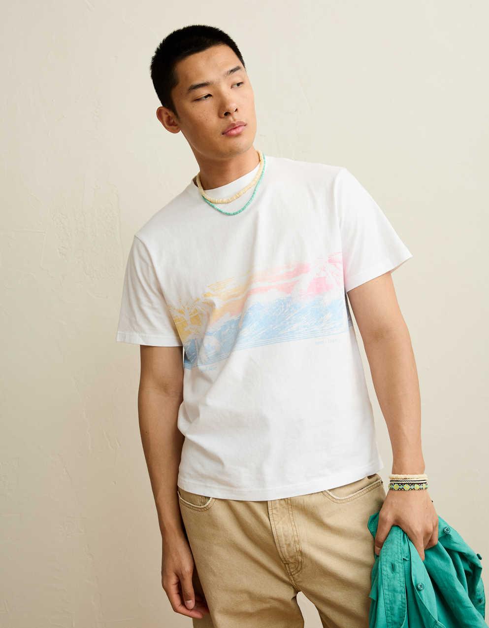 AE スタンダードフィット デスティネーション グラフィックTシャツ