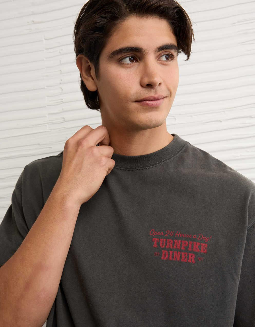 AEボクシー・デスティネーション・グラフィックTシャツ
