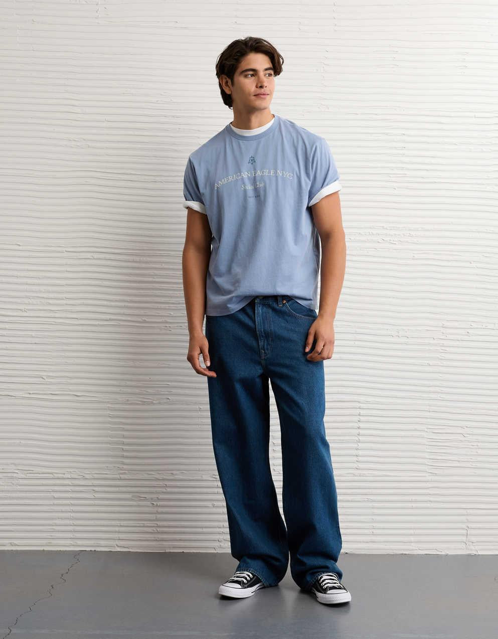 AEスタンダードフィットロゴグラフィックTシャツ