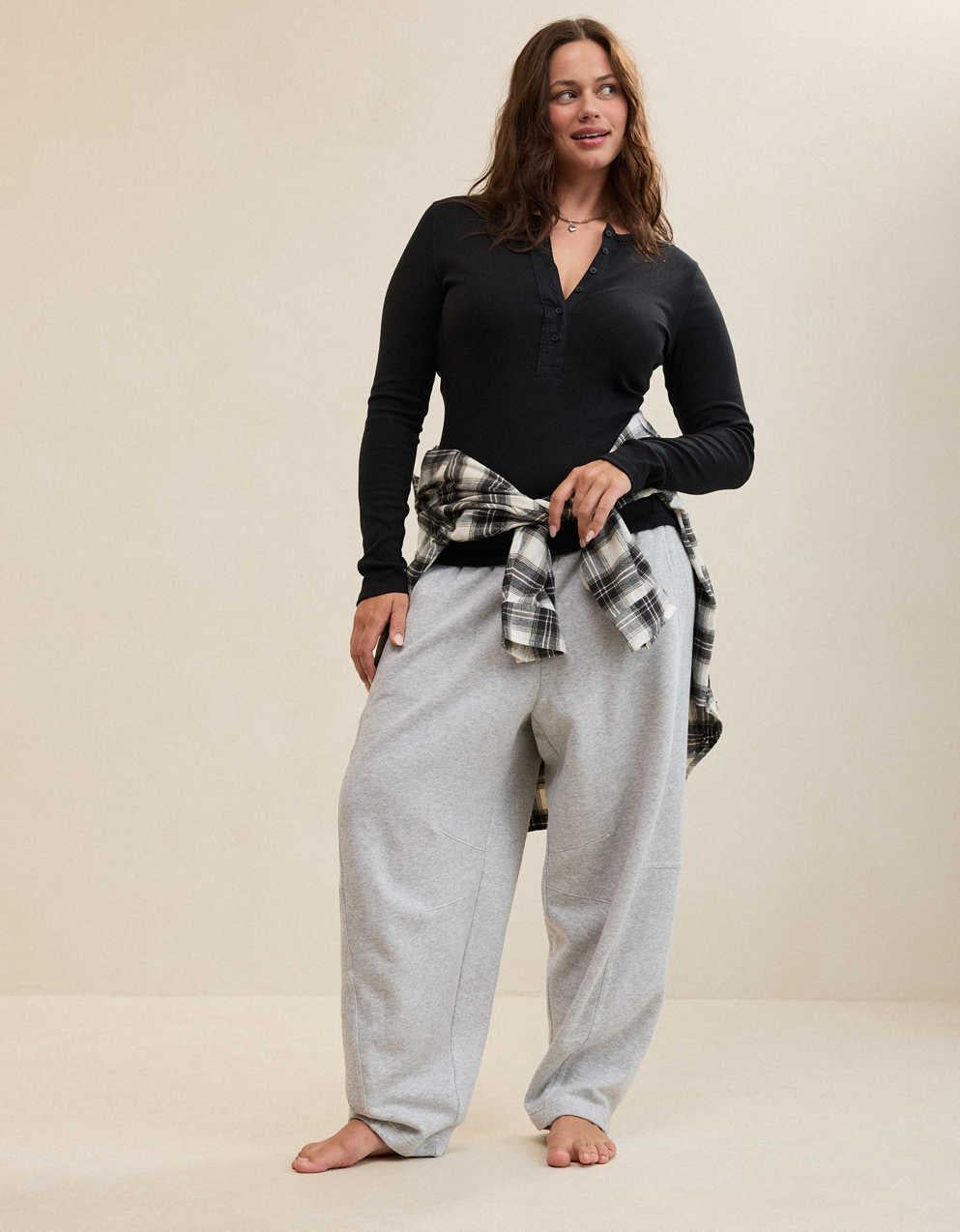 Aerie エッセンシャル・ヘンリー・レイヤリングTシャツ