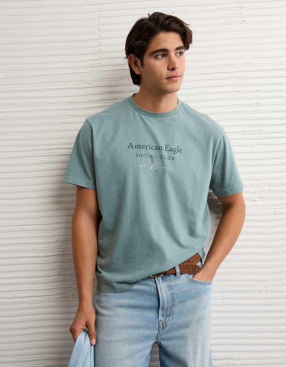 AEスタンダードフィットロゴグラフィックTシャツ