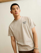 AE スタンダード・フィット・グラフィック・ロゴTシャツ
