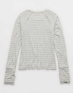 OFFLINE By Aerie サムズ・アップ・フィッテッド・Tシャツ