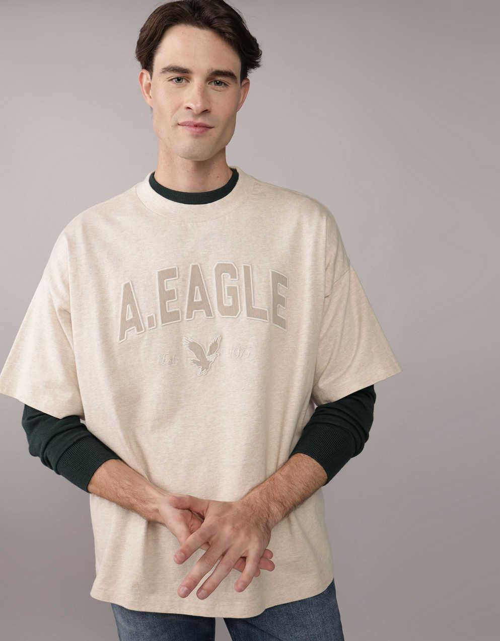 AEスタンダードフィットロゴグラフィックTシャツ