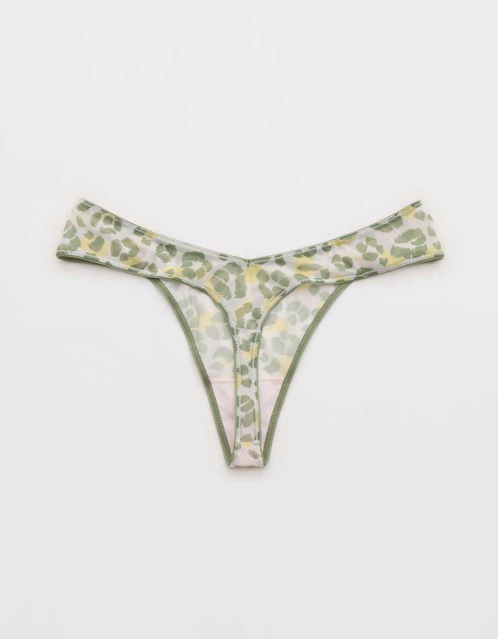 メッシュのTバック下着をアピール
