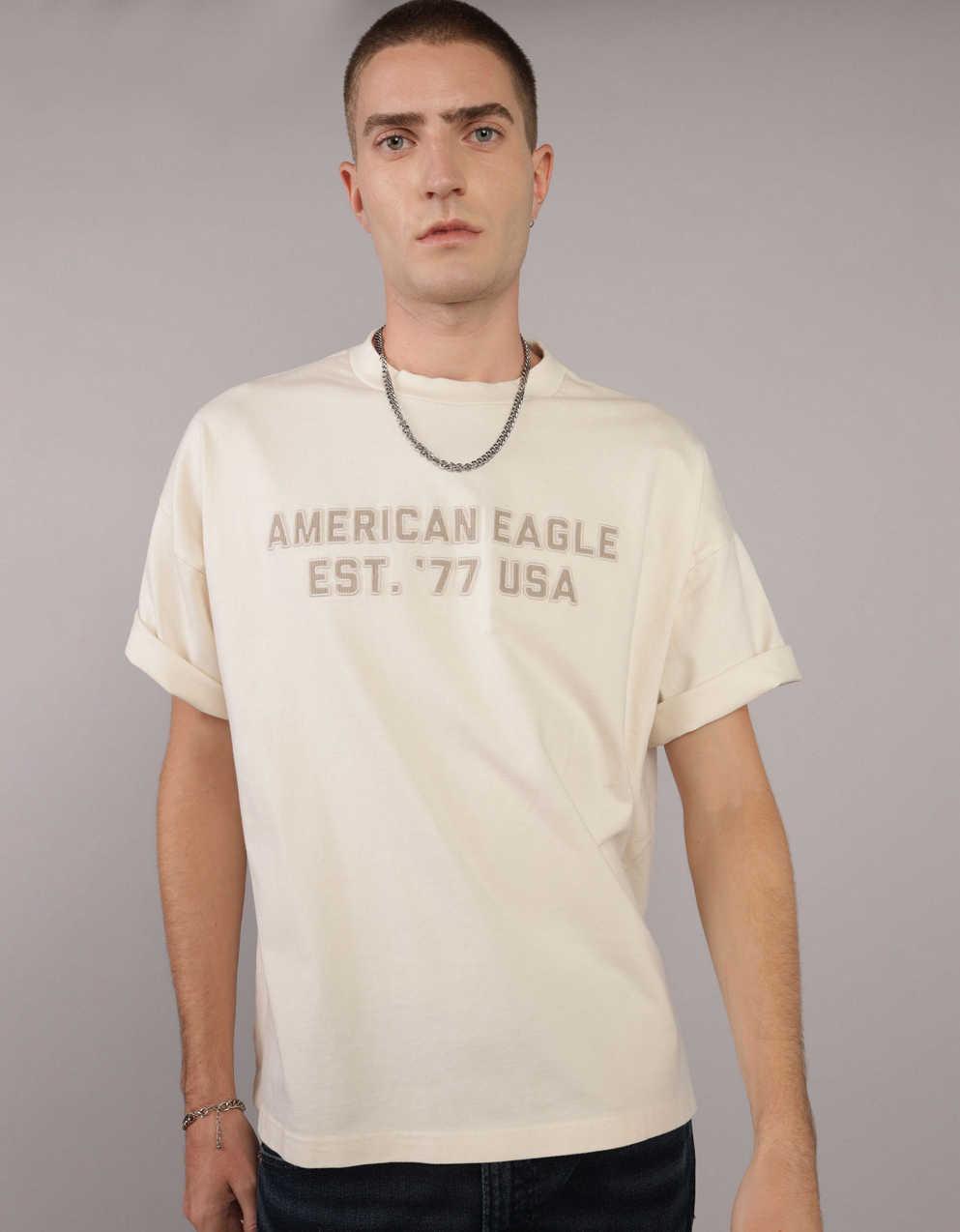 AEスタンダードフィットロゴグラフィックTシャツ