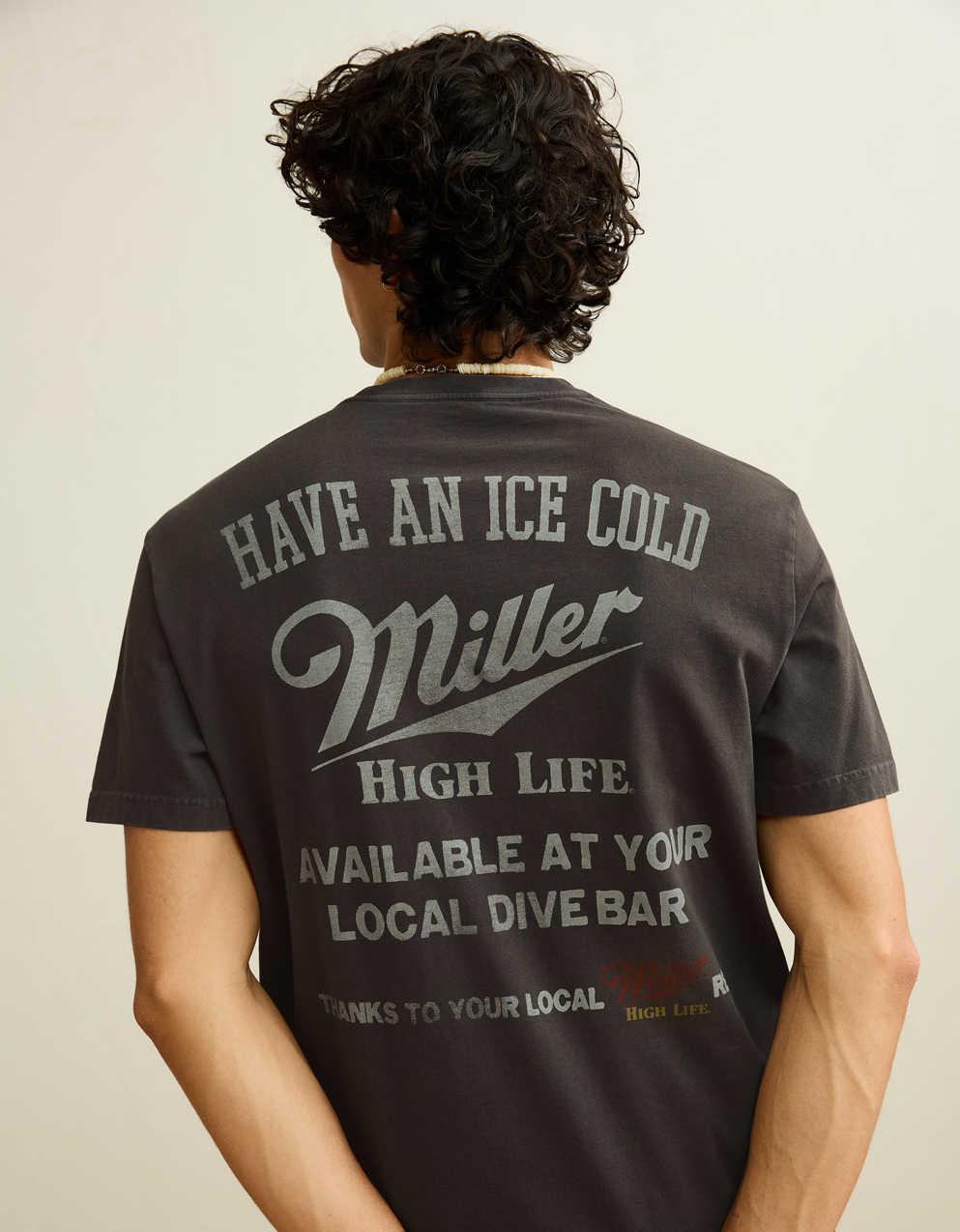 AE スタンダードフィット ミラー・ハイライフ グラフィックTシャツ