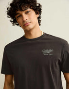 AE スタンダードフィット ミラー・ハイライフ グラフィックTシャツ