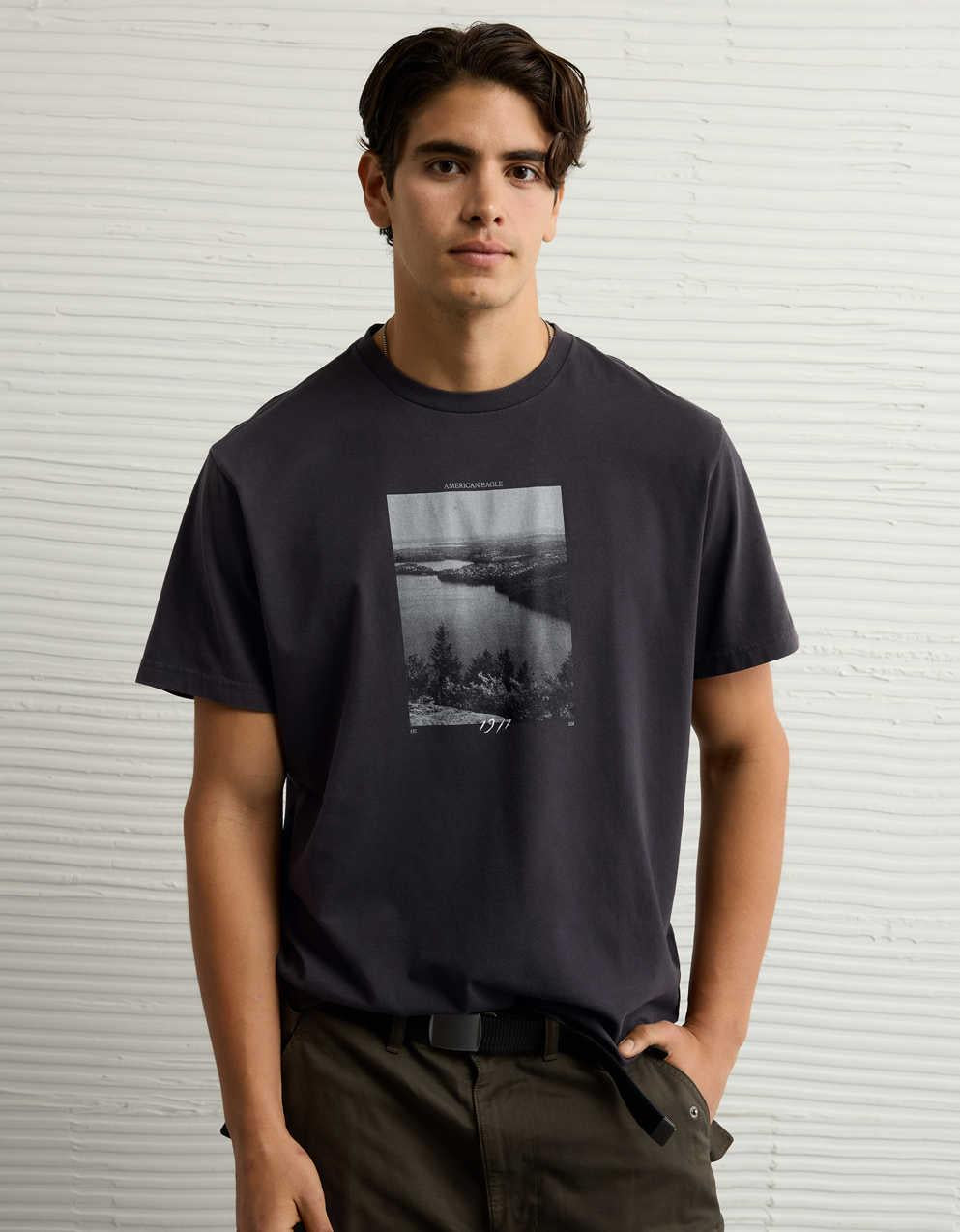 AEスタンダードフィットロゴグラフィックTシャツ
