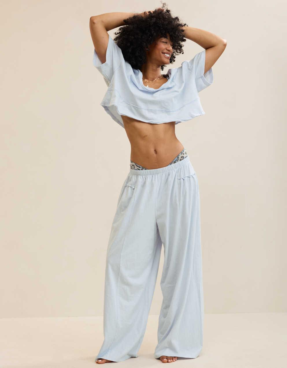 Aerie ハピエスト クロップド VネックTシャツ