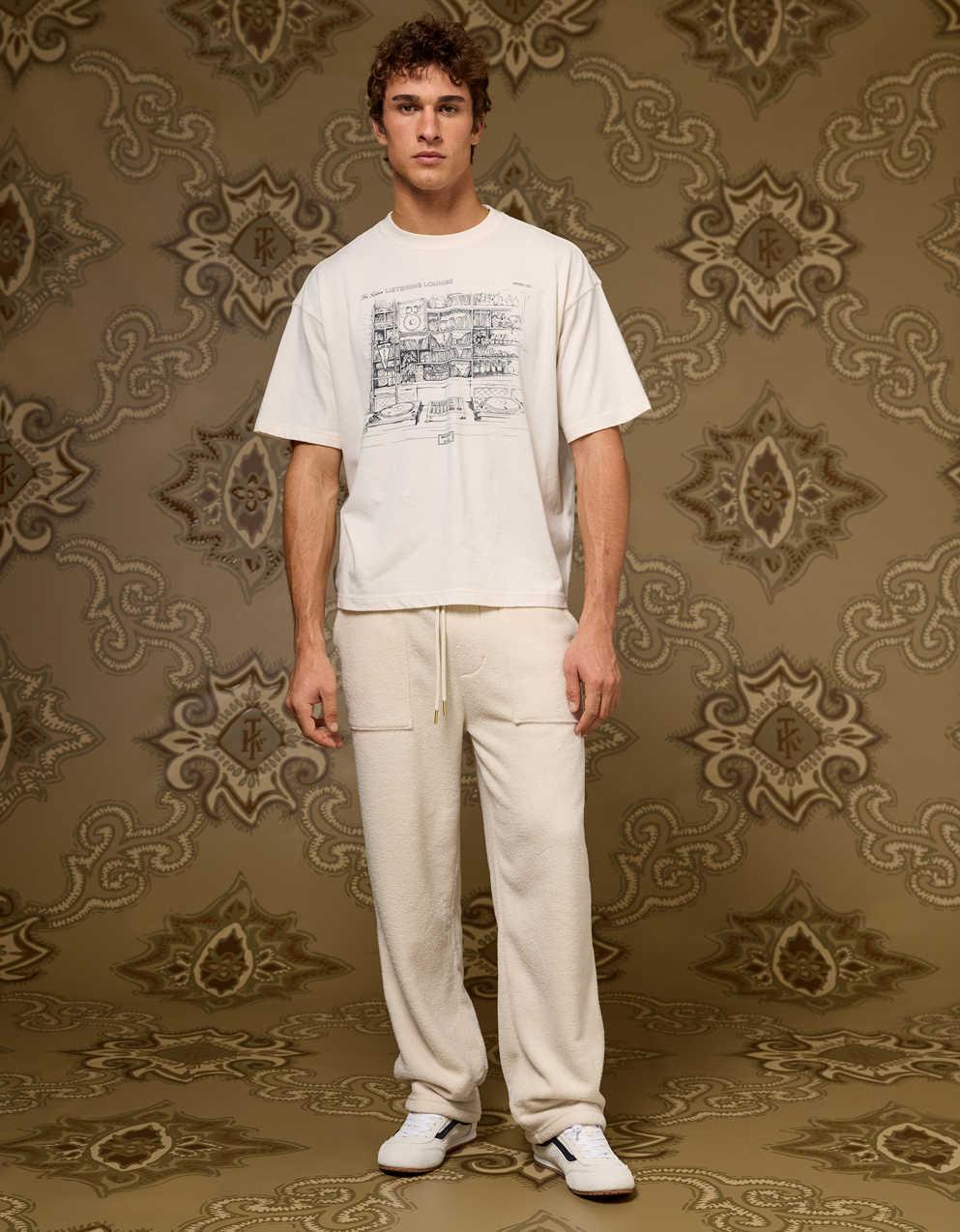 AE x Tru Kolors リスニング・ラウンジ・グラフィックTシャツ