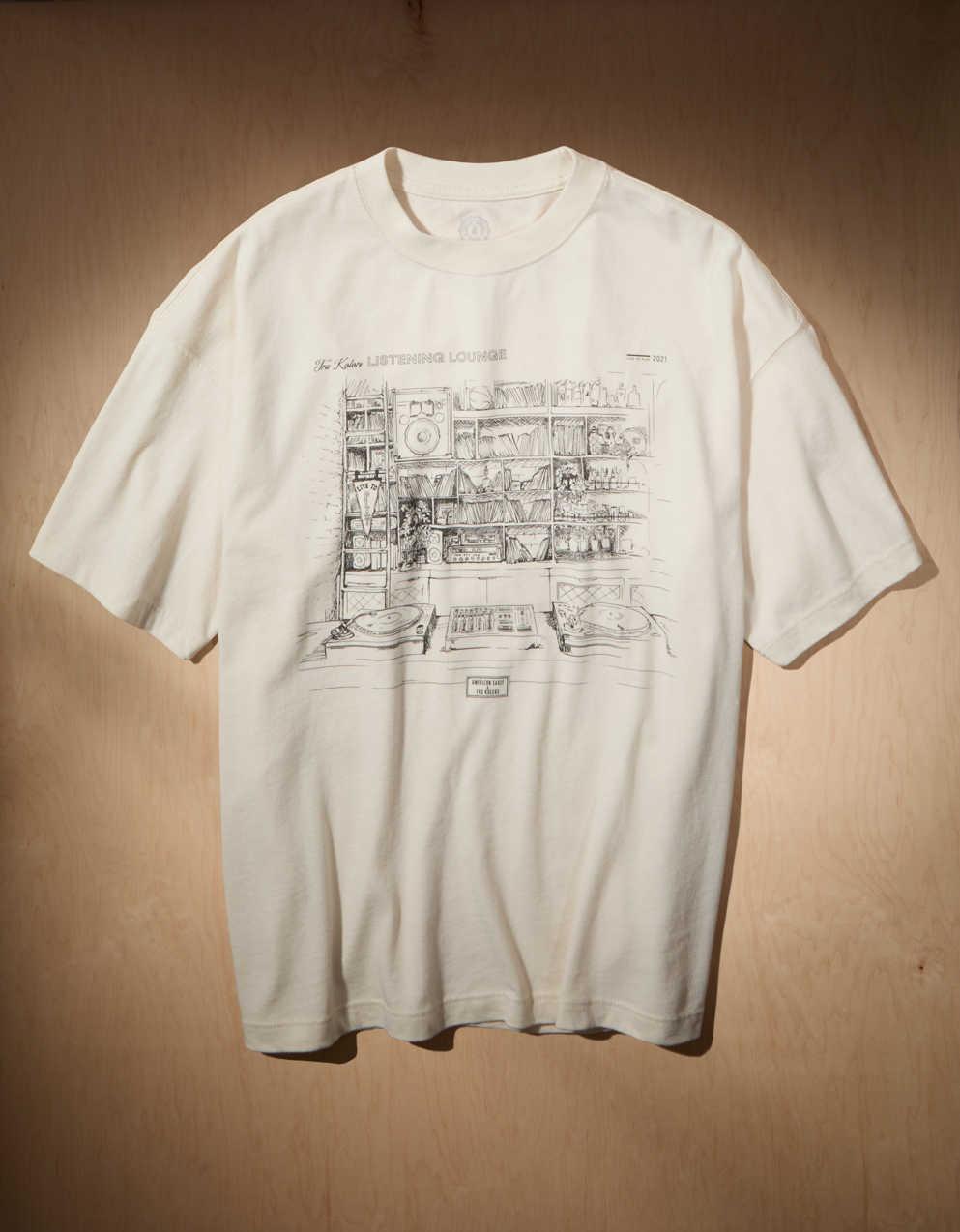 AE x Tru Kolors リスニング・ラウンジ・グラフィックTシャツ