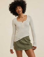 Aerie エッセンシャル・ヘンリー・レイヤリングTシャツ