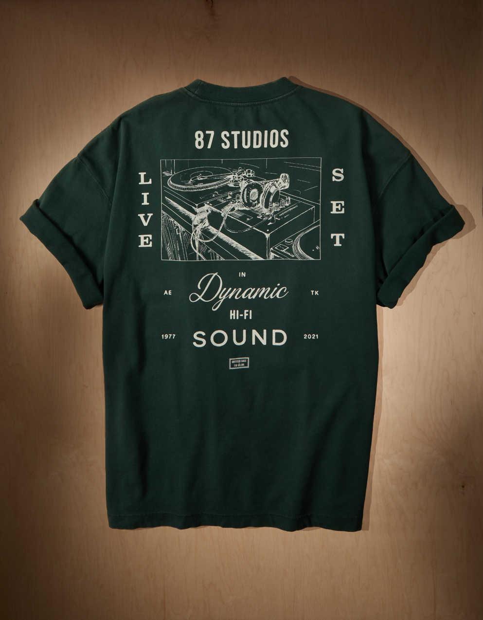 AE x Tru Kolors リスニング・ラウンジ・グラフィックTシャツ