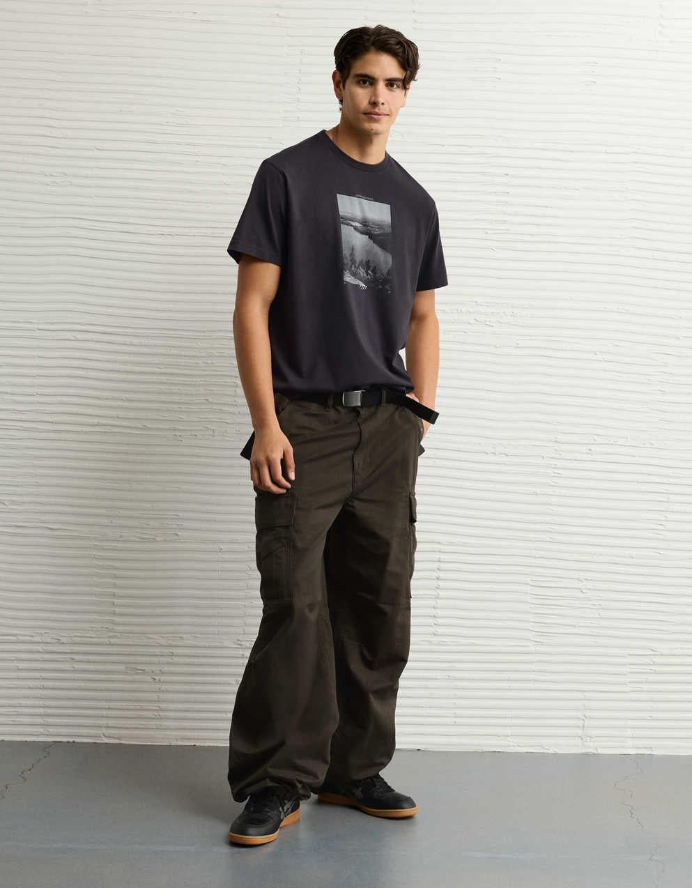 AEスタンダードフィットロゴグラフィックTシャツ